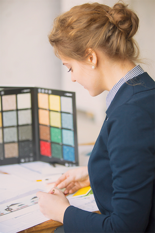 Frau die bzgl. Farben und Designs berät